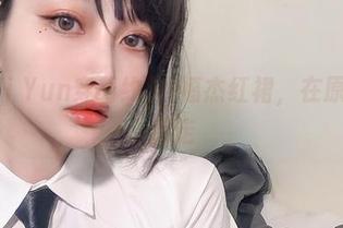 Choi Ji Yun穿着约尔·福杰红裙，在原图深处游走