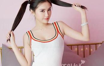 Feilin嗲囡囡 - 欣欣Rubybaby在瑜伽垫上的反思:原图与照片的微妙对话