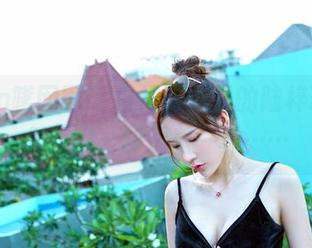 Feilin嗲囡囡 - 白裙写真里的陆梓琪,看似随意,却透着一种……