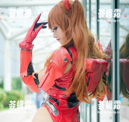 在KuukoW的私房角落，作品里的“倾听者”好像听到了不该听的。