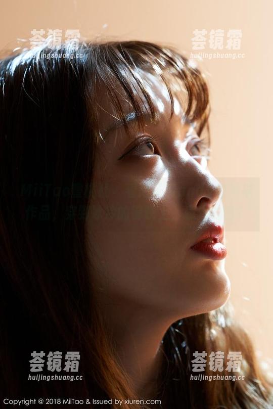 MiiTao蜜桃社-陌子Mandy MiiTao蜜桃社 - 看陌子Mandy的网袜作品,穿到冰冷的钢铁上,意外的热?
