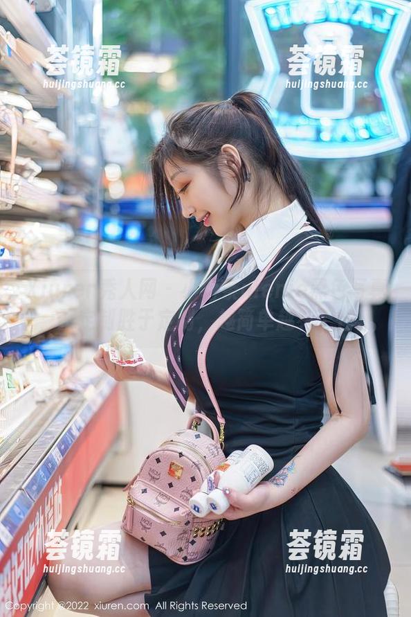 Xiuren秀人网 - 小薯条nienie黑色写真，不定制胜于定制，越简单越有个性。