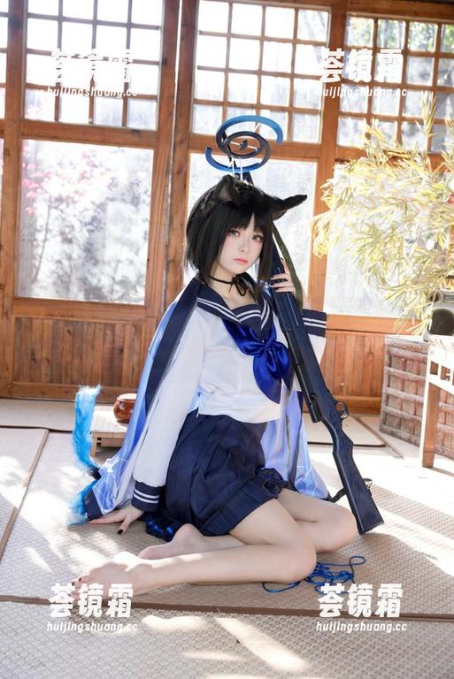 九柒喵最新写真集《皮衣》：小猫穿上皮衣会不会看起来像“高中生”？