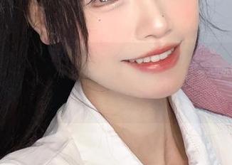 千反田鹿子现身在线,日常图片好像在和我打招呼,那个手势真有意思,哈哈!