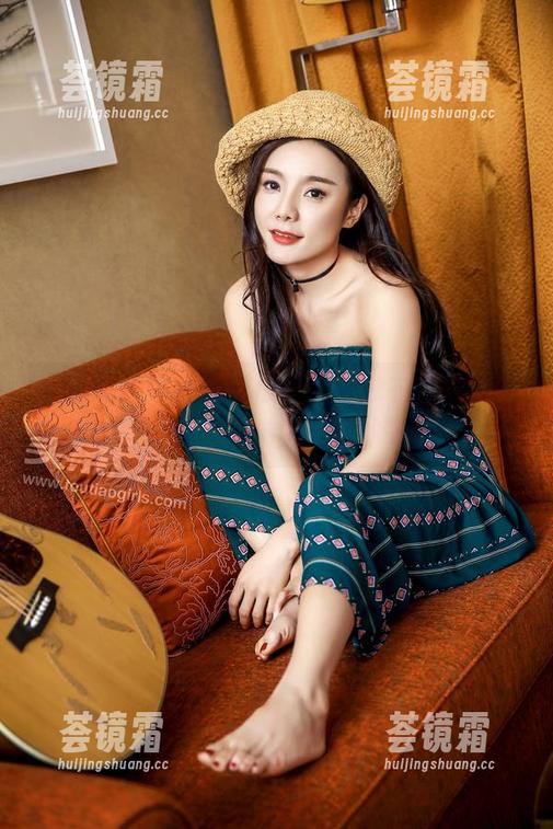 头条女神-娜依灵儿 头条女神 - 观看娜依灵儿的泳衣作品,颇有种夏日海风拂面而来的轻松感