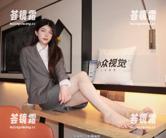 小众视觉-悦悦 小众视觉 - 悦悦尝试的纯白一幕:她是要把白色重新定义吗?太敢了吧!