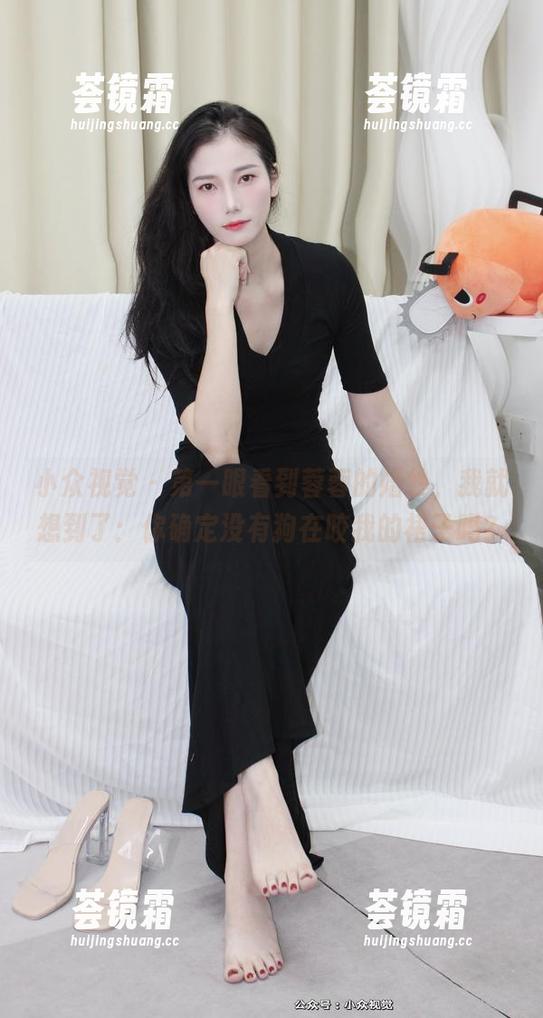 小众视觉-蓉蓉 小众视觉 - 第一眼看到蓉蓉的婚纱,我就想到了:你确定没有狗在咬我的裙子吗?