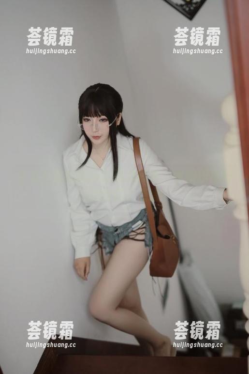 小容仔咕咕咕w 小容仔咕咕咕w的图册探险:学姐围裙好像透露了点啥