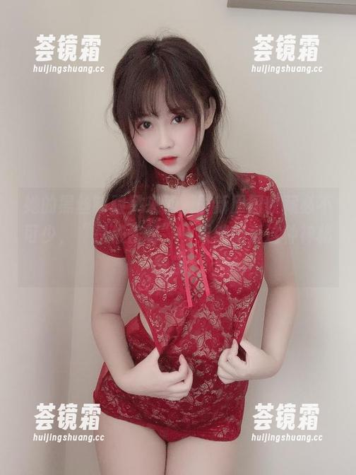 她的黑丝制服又来了，最新原图收藏必不可少，“是依酱呀”，果然偏爱这种神秘气氛。