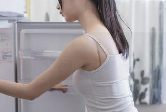 木棉棉OwO都在高清里发光,照片中竟然有种暗示的女王气息。