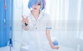 写真中透着“水光潋滟”——樱井宁宁的泳池原图在这里!