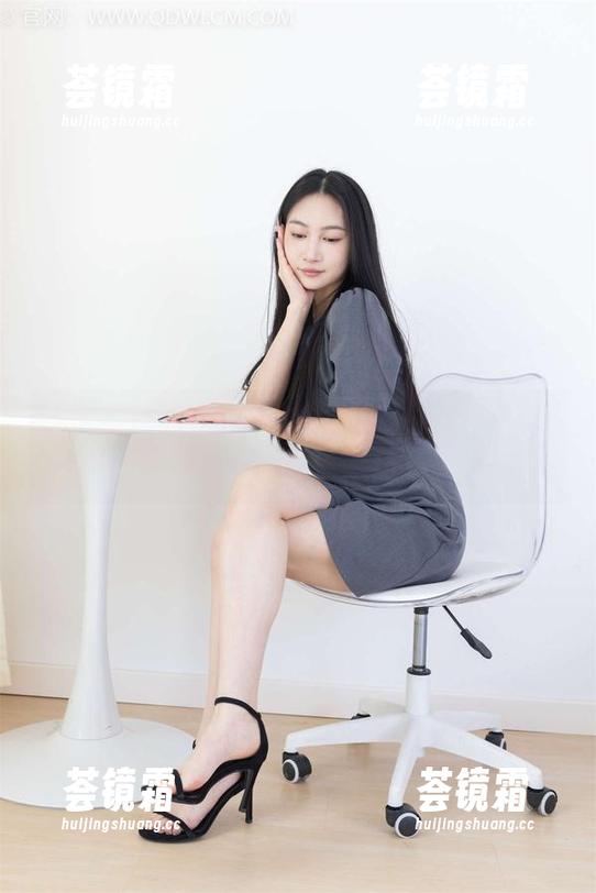物恋传媒 - 不要只专注文件，看看纱纱的办公室写真集！