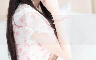如何在王羽杉的写真中找到粉色连衣裙的独特魅力