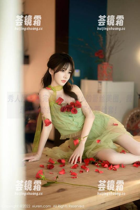 秀人网-伊思思niko 秀人网 - 看完伊思思niko的蕾丝美图,我想立马给我家的沙发买个蕾丝套!