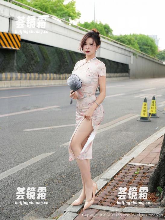 秀人网-雨儿酱eve 秀人网 - 听说雨儿酱eve的套装图包里藏了些小惊喜,我的目光却停在了另外一个地方...