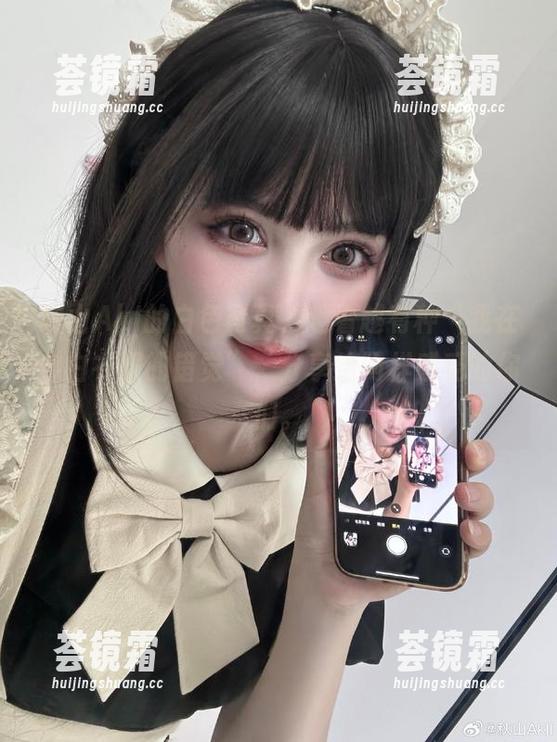 秋山AkI的白色写真，越看越有种“我在穿白衣服的错觉”，分享给同样感受的你们。