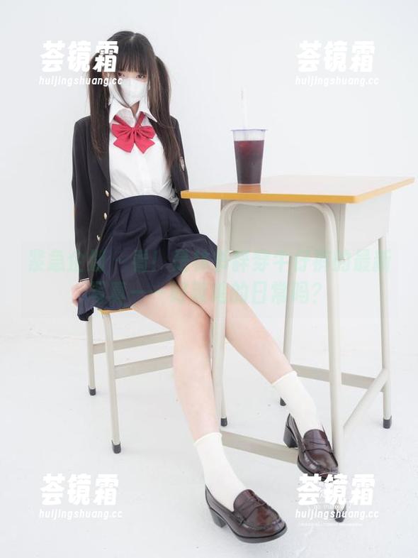 紧急企划 - 看！是林书辞穿牛仔裤的最新写真——好莱坞的日常吗？