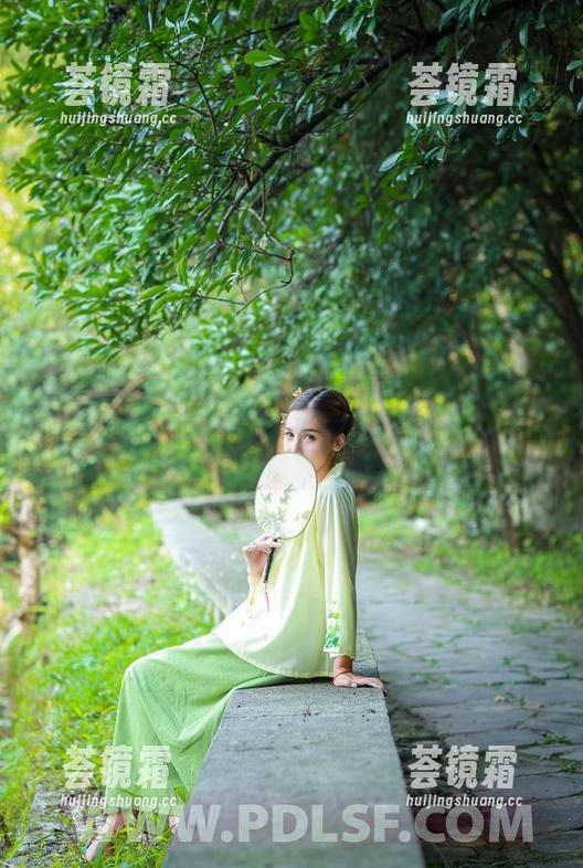 轰趴猫-苏小暖 轰趴猫 - 苏小暖的写真图册:礼服犹如第二层皮肤,妆点了个不停。
