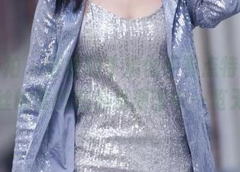 魔镜街拍 - 婷婷的午后似乎有点特别,灰裙薄丝的诱惑在高清原图中一览无遗?